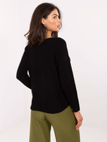 Schwarzer Damenpullover mit langen Ärmeln.