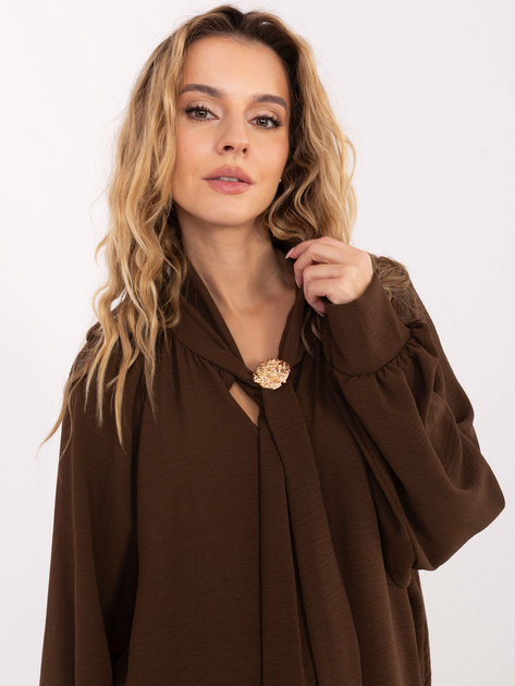 Brązowa elegancka bluzka z broszką