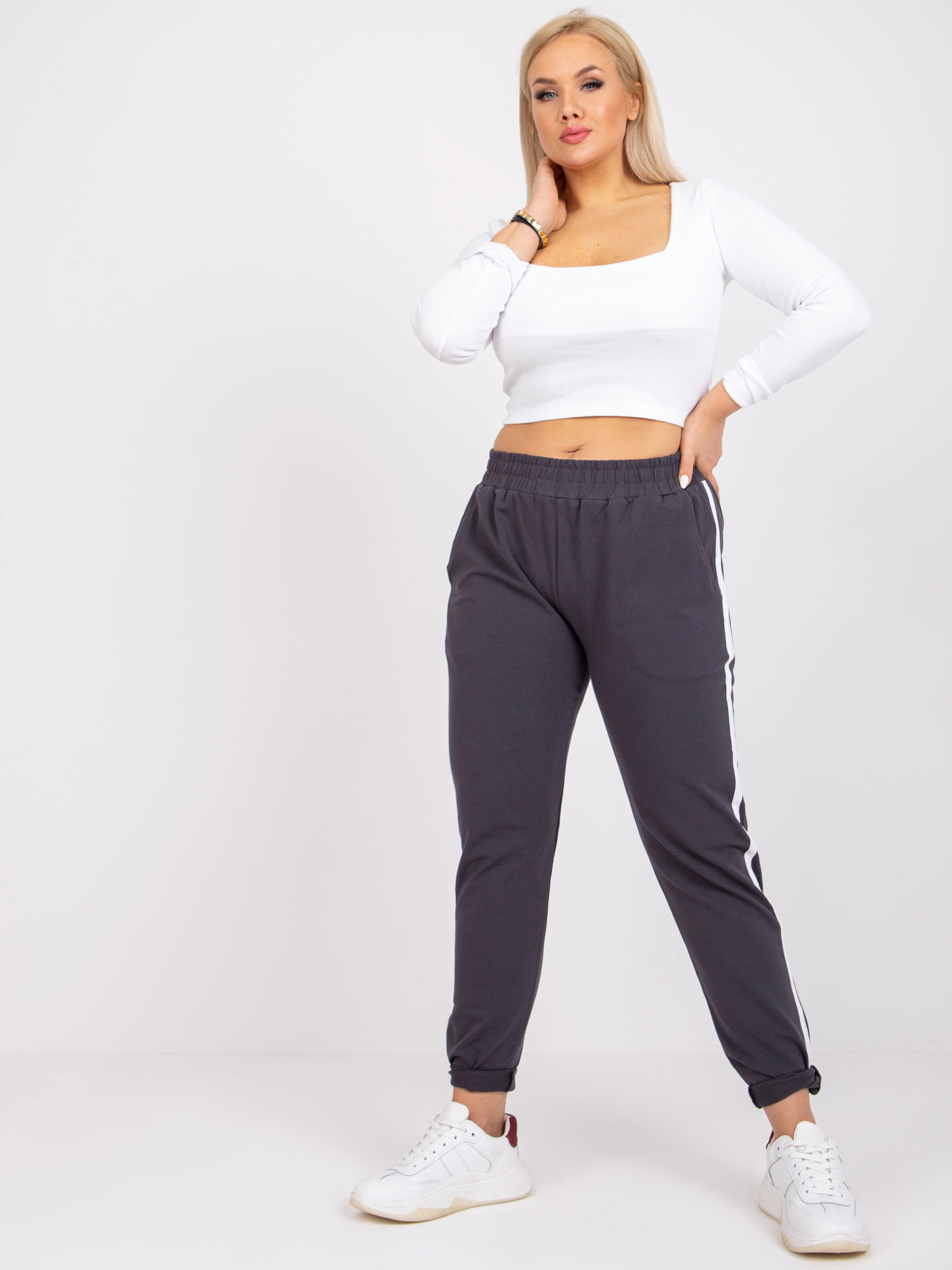 Grafitové dámské tepláky plus size Kairi.