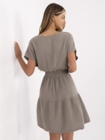 Ciemnobeżowa letnia sukienka z muślinu 