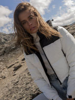 Hurt Schwarz-weiße gesteppte Winterjacke mit Taschen.