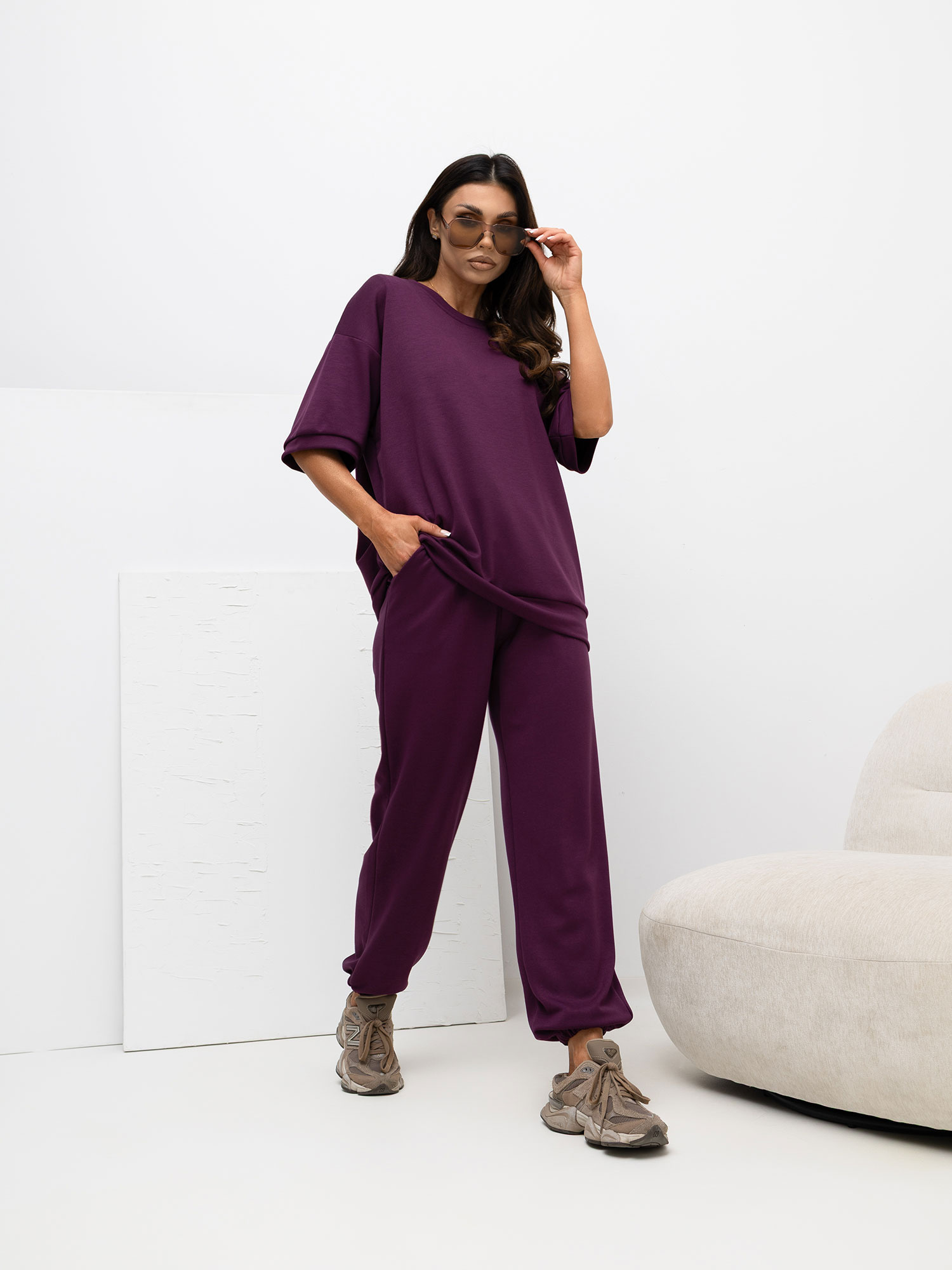 Śliwkowy komplet ze spodniami typu jogger RUE PARIS 