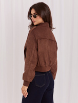 Braune Jacke aus Kunstwildleder mit Schulterklappen.