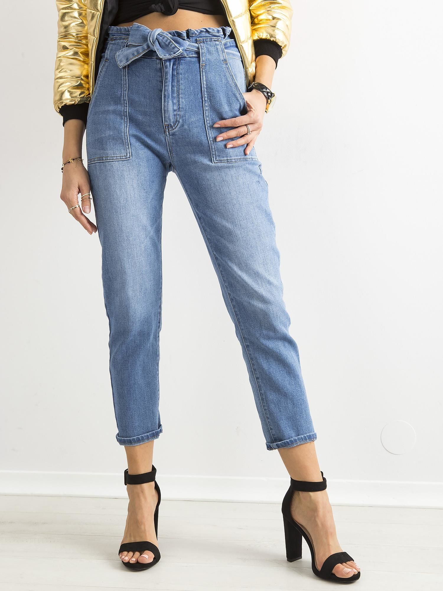 Blaue Boyfriend-Jeans mit hohem Bund.
