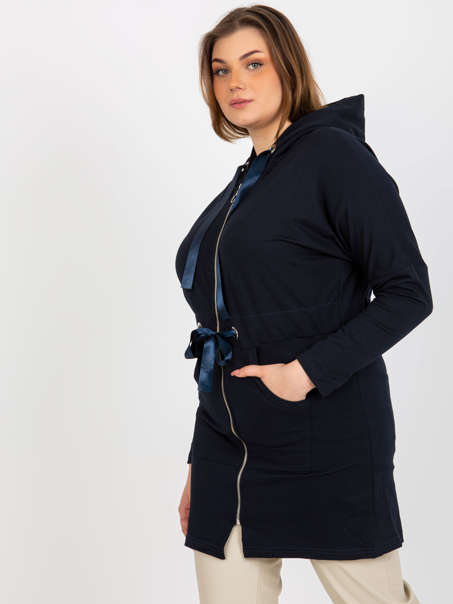Granatowa długa rozpinana bluza plus size z kapturem