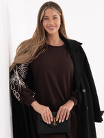 Czekoladowa sukienka z haftem na rękawach RUE PARIS