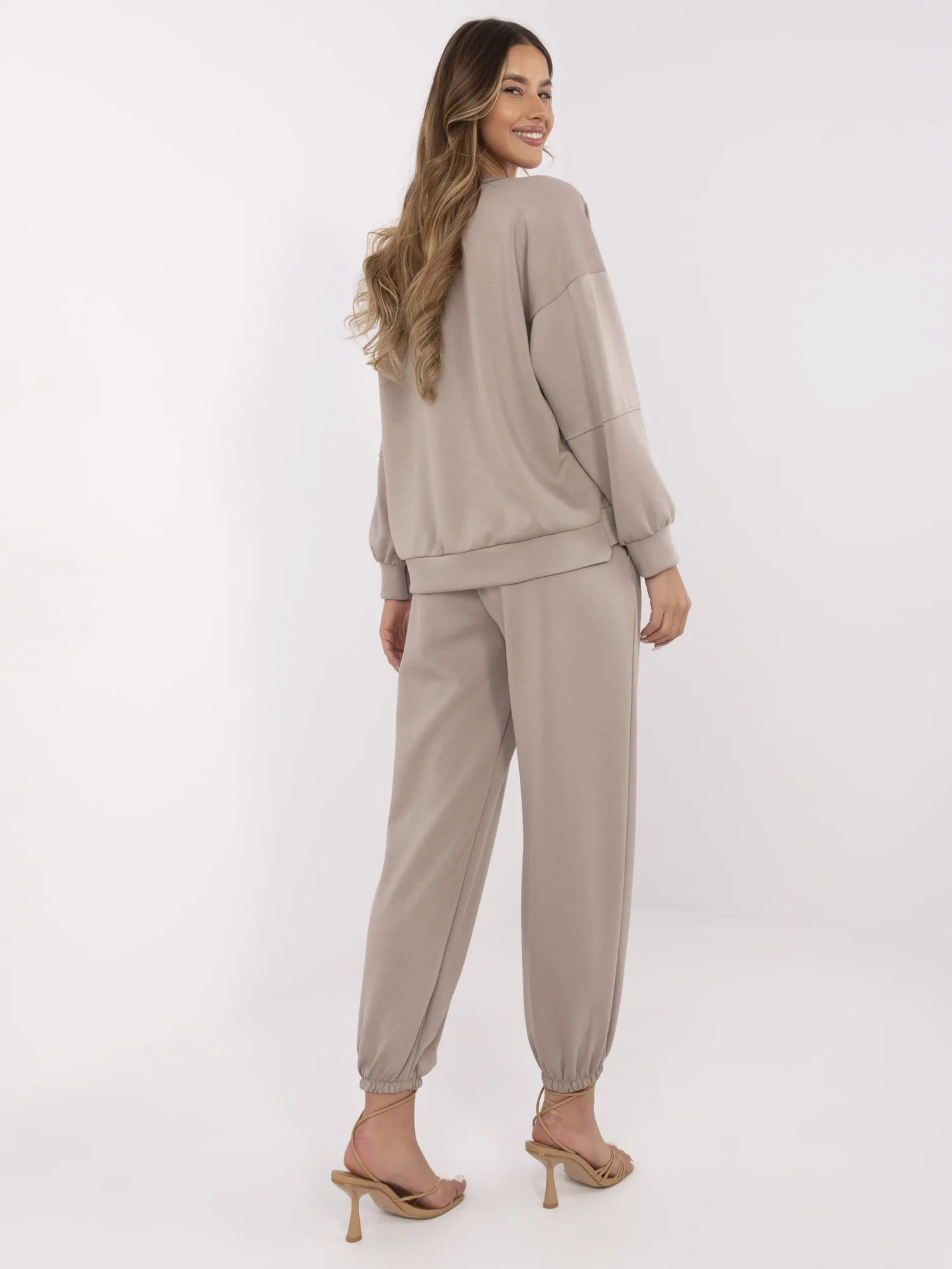 Dunkelbeige Jogginganzug mit Jogginghosen.