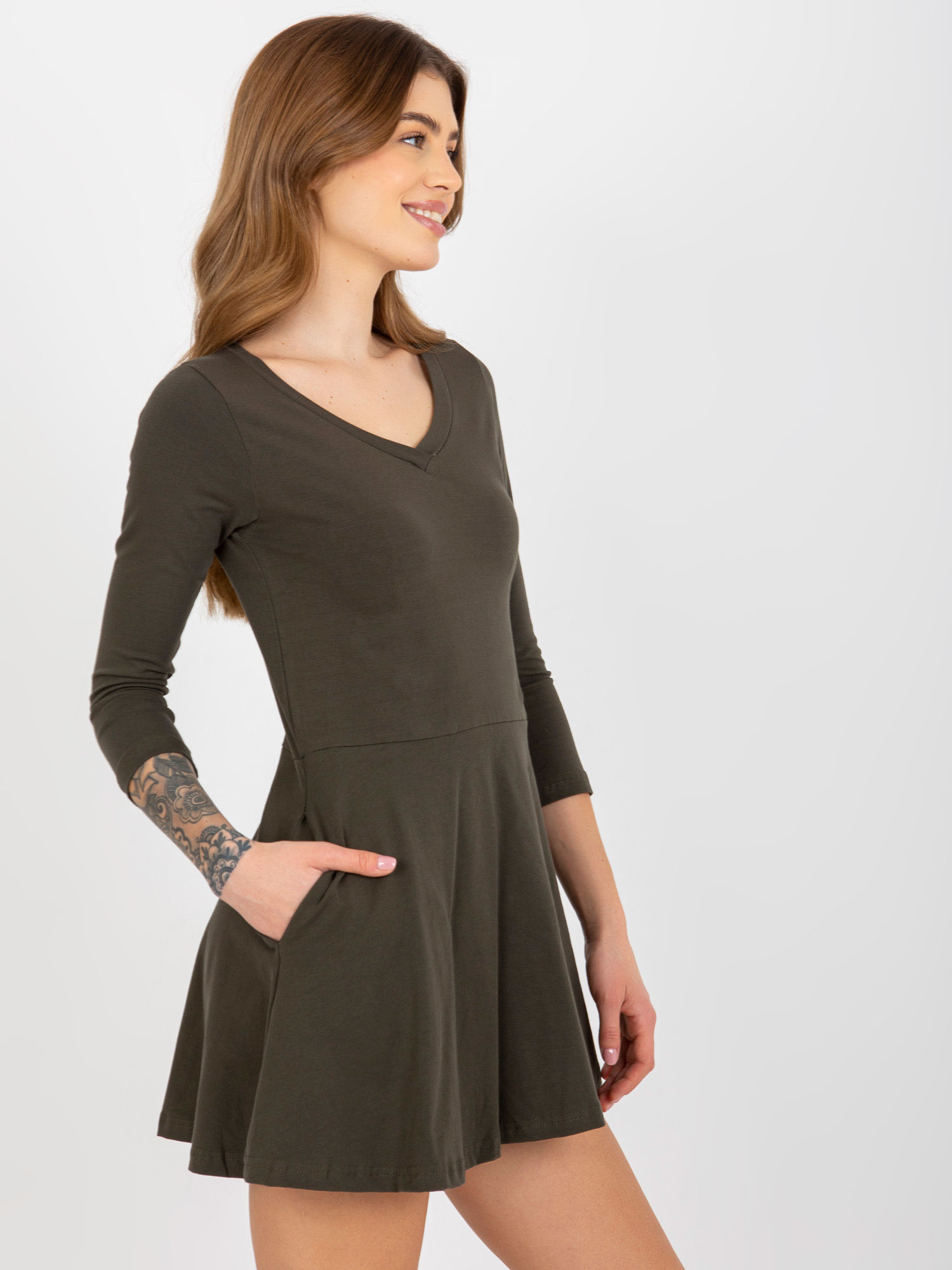 Khaki rozkloszowana mini sukienka basic z kieszeniami