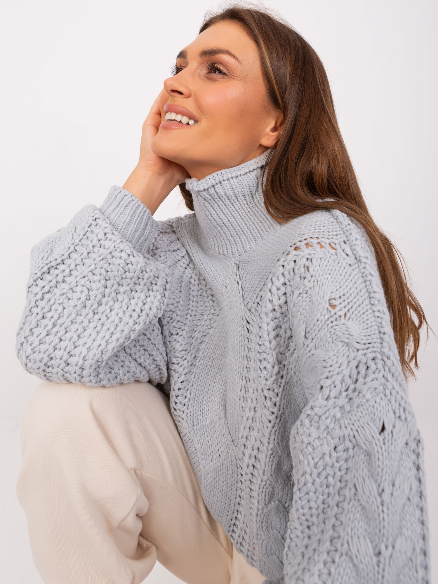 Szary damski sweter oversize z golfem