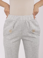 Szare melanżowe dresowe spodnie z broszkami