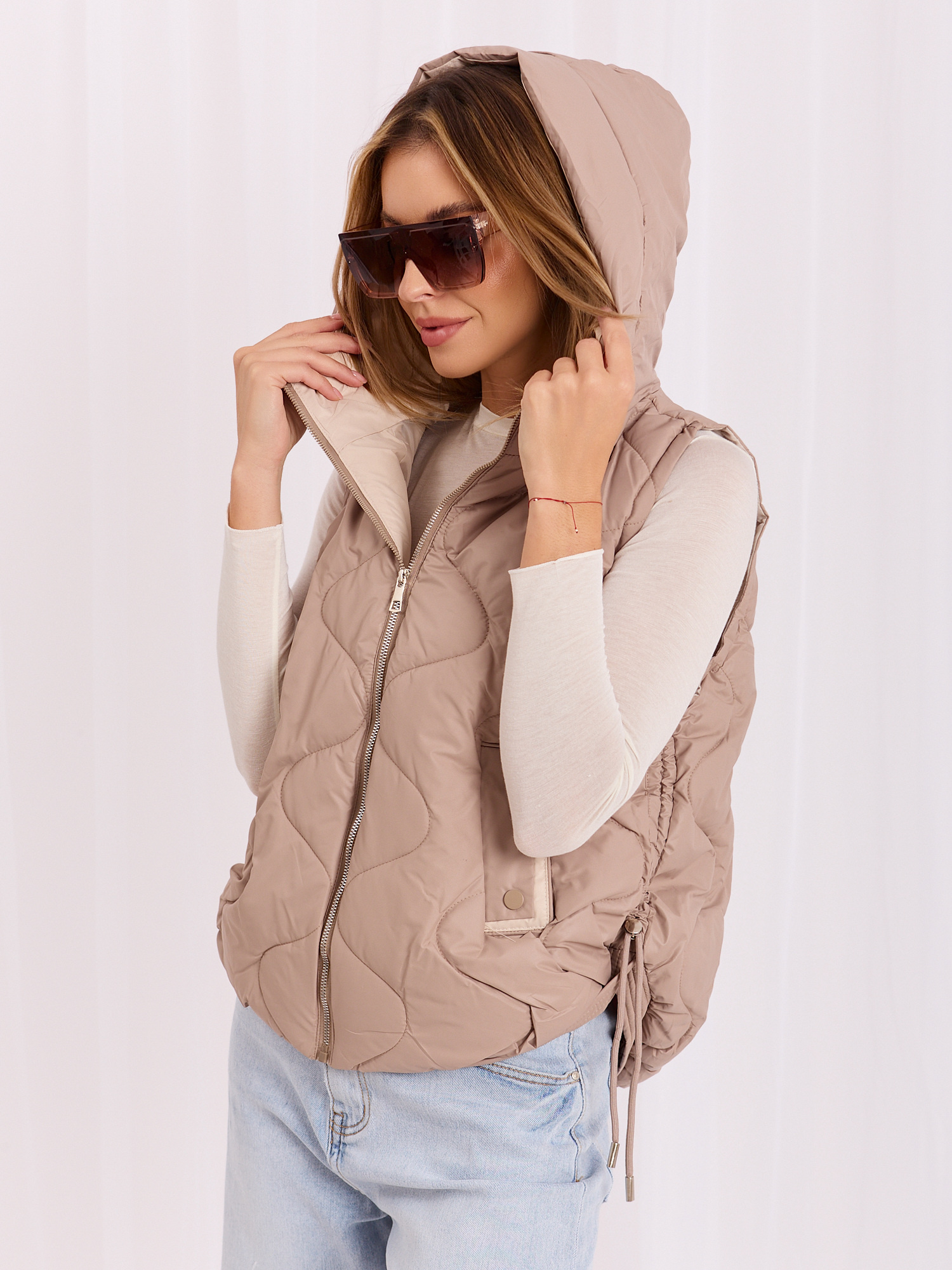 Hurtownia online Beżowa kamizelka puchowa z kieszeniami