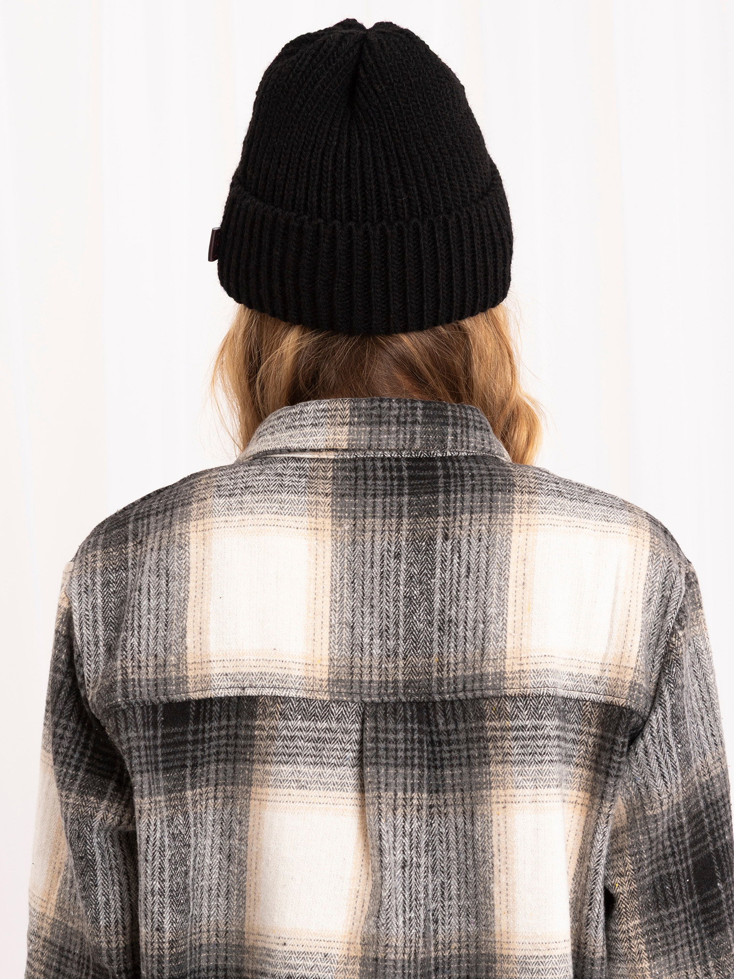 Czarna zimowa czapka beanie z naszywką