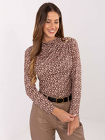 Ciemnobeżowa bluzka z ozdobnym detalem RUE PARIS 