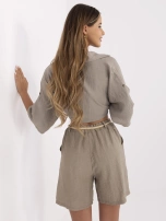 Ciemnobeżowe letnie szorty do połowy uda