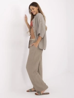 Dunkelbeige Sommerhose mit Gummizug in der Taille.