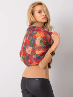 Czerwona chusta w kwiatowy wzór