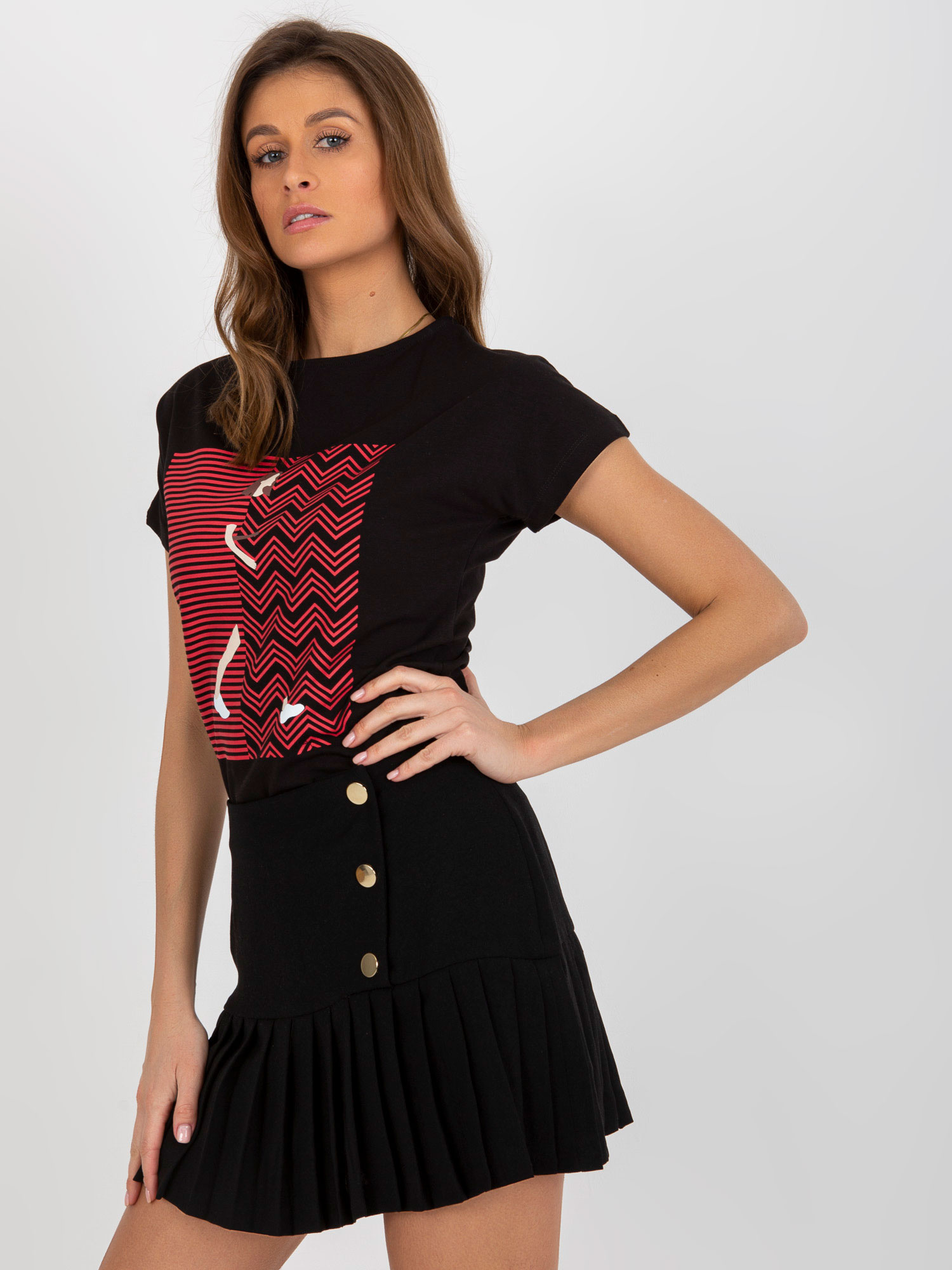 Hurtownia Czarny damski t-shirt z nadrukiem z bawełny 