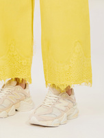 Żółte jeansowe spodnie z koronką RUE PARIS 