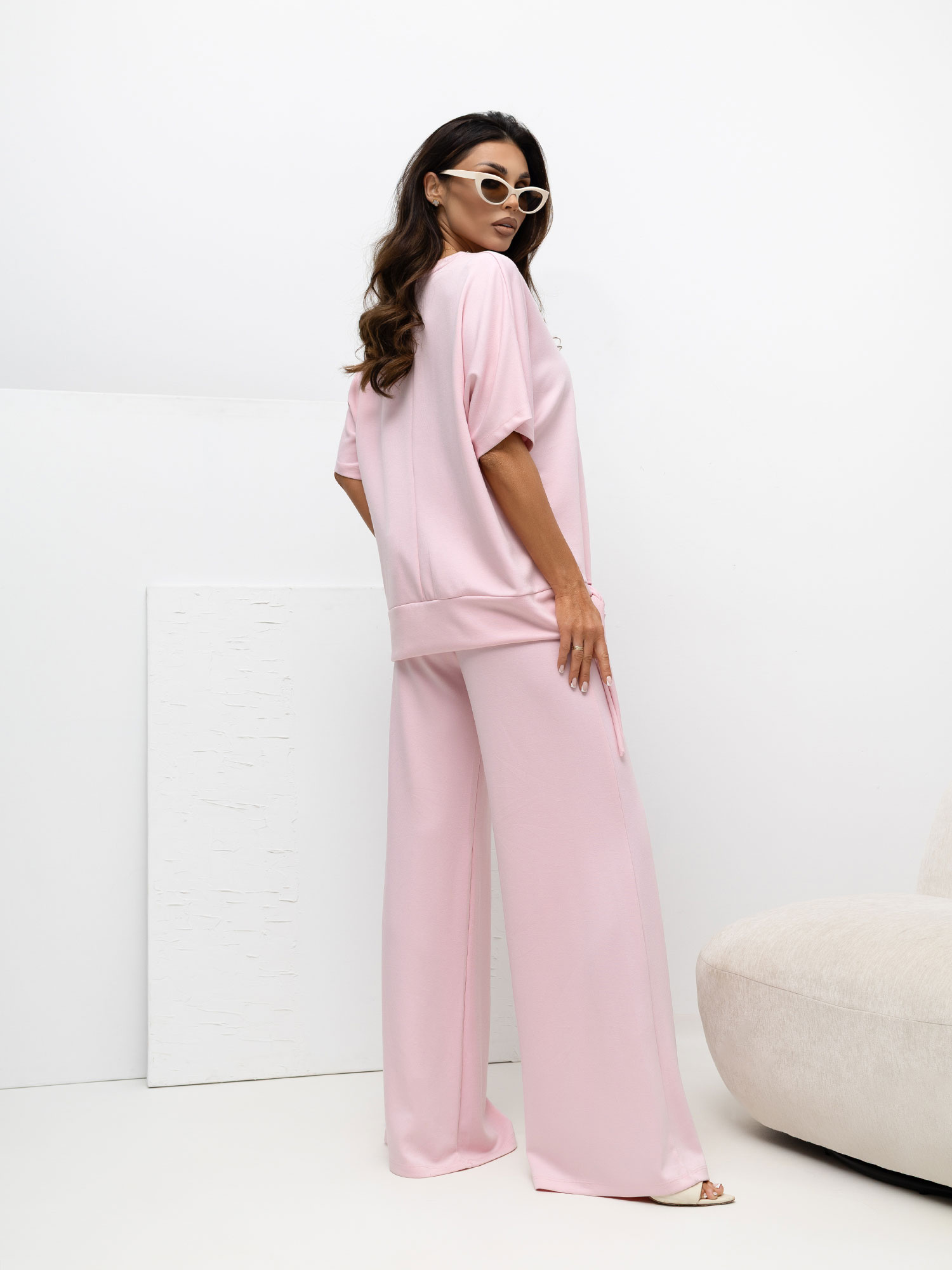 Jasnoróżowy damski komplet z ozdobnym wiązaniem 