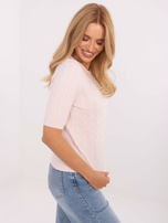 Helles rosa Damenpullover mit kurzen Ärmeln.