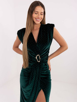Ciemnozielona welurowa sukienka z ozdobnym detalem