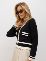 Schwarze kurze Strickjacke mit dekorativen Knöpfen.