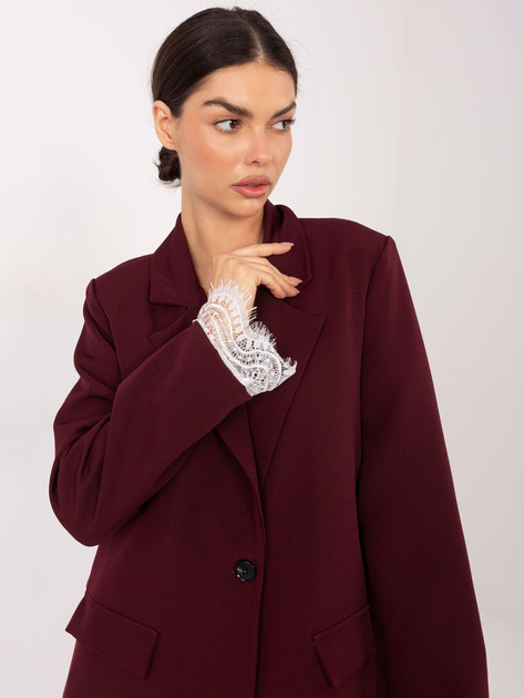 Burgundowa damska marynarka z białą koronką