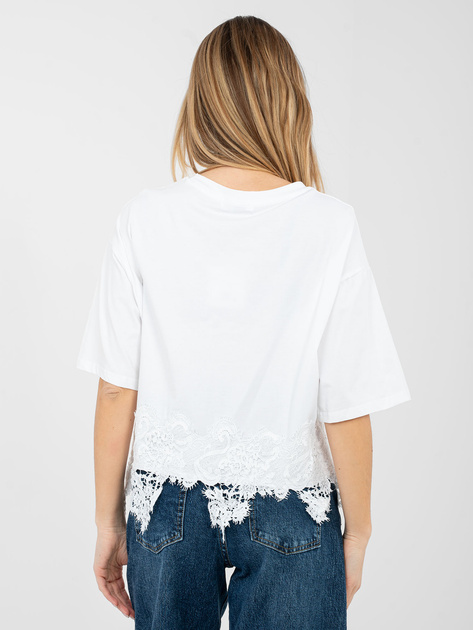 Biała bluzka z koronkowym wykończeniem
