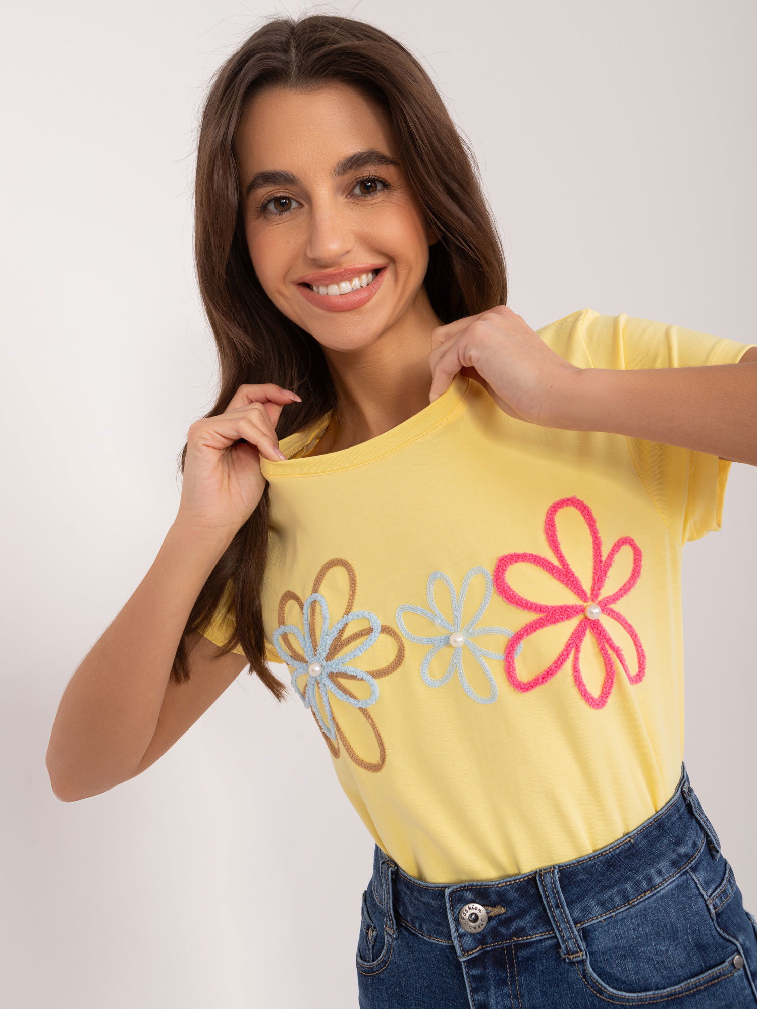 Hurt Yellow t-shirt with floral application BASIC FEEL GOOD.