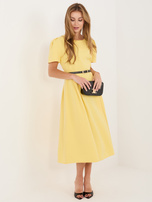 Żółta rozkloszowana sukienka z paskiem