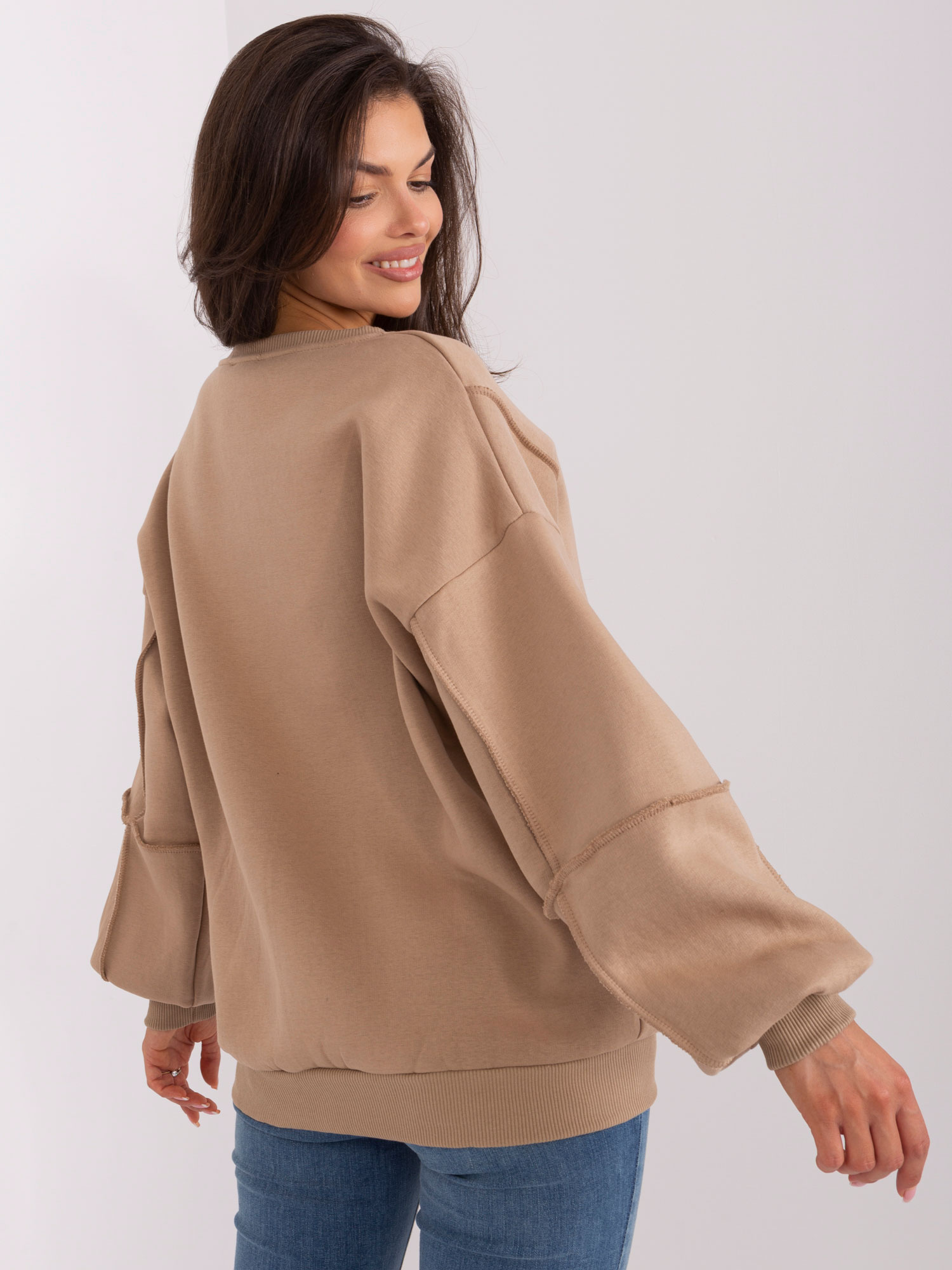 Dunkelbeige gefütterter Sweatshirt ohne Kapuze.