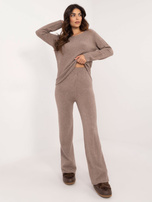 Dunkelbeige Strickanzug mit Hose.