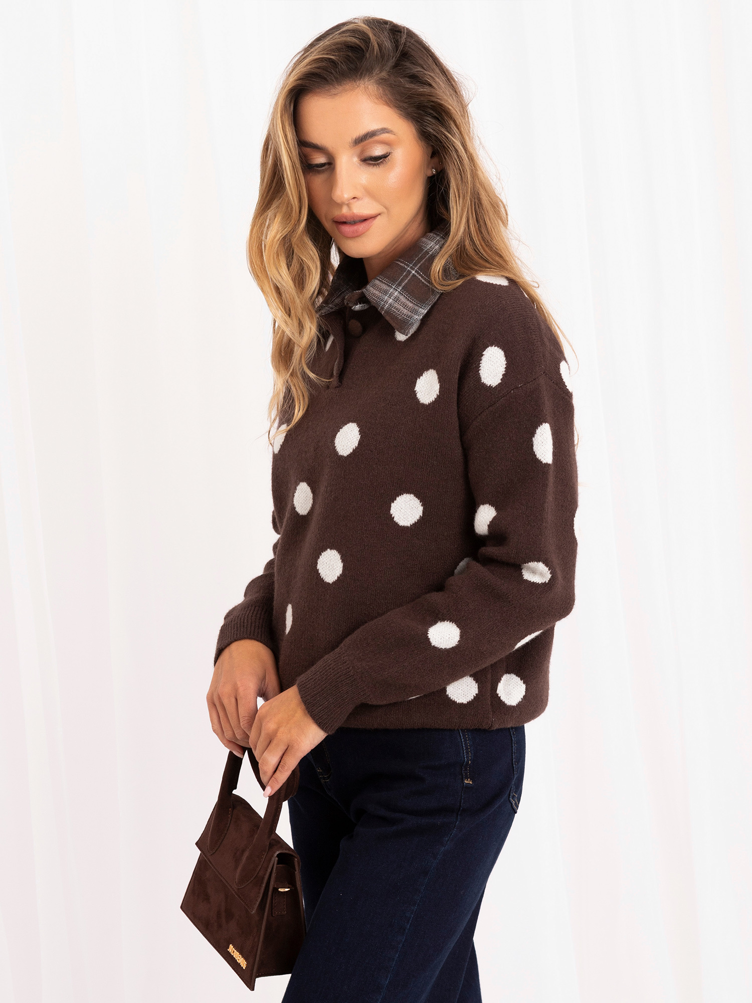 Brauner Damen Oversize-Pullover mit Punkten.