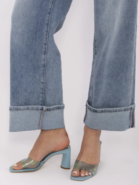 Niebieskie jeansy straight leg z podwiniętą nogawką