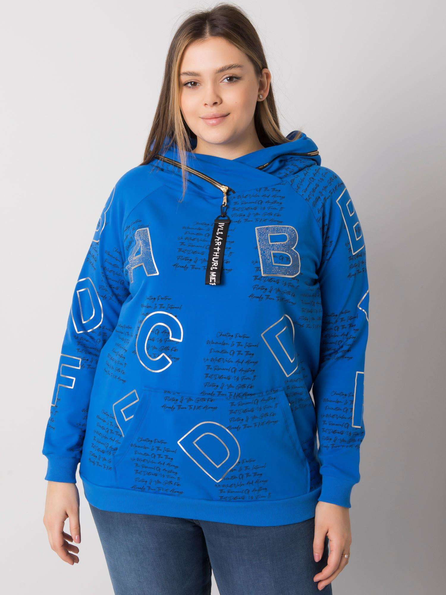 Ciemnoniebieska bluza plus size z aplikacją Adele 