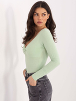 Pistacjowa bluzka z marszczeniem przy dekolcie