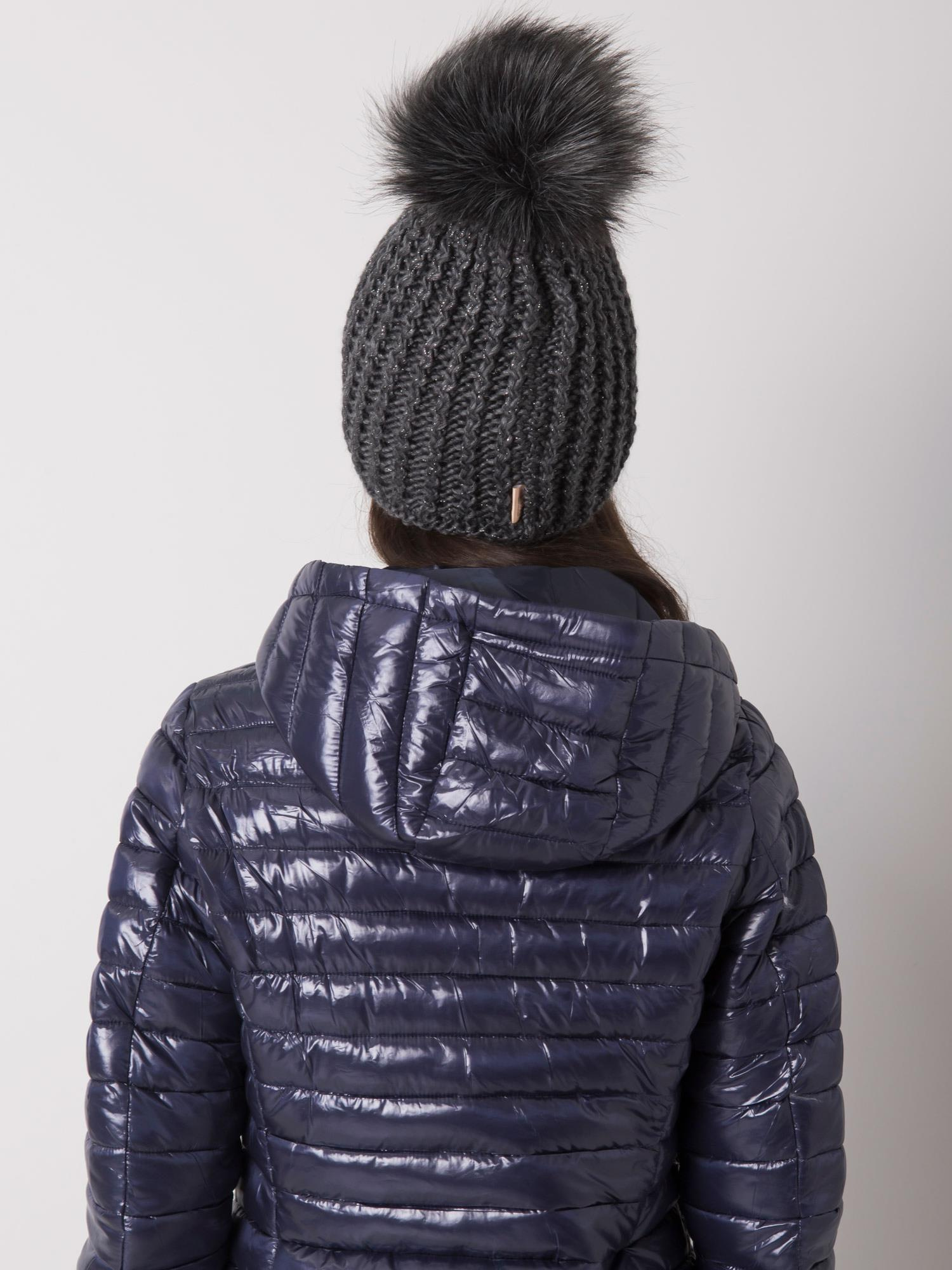Dunkelgraue Damen Wintermütze.