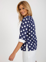 Dunkelblaue Bluse mit Punkten und 3/4-Ärmeln.