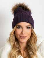Lila Mütze mit Bündchen und felligen Pompon.