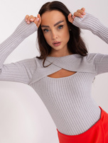 Hurtownia Jasnoszary prążkowany sweter z dzianiny