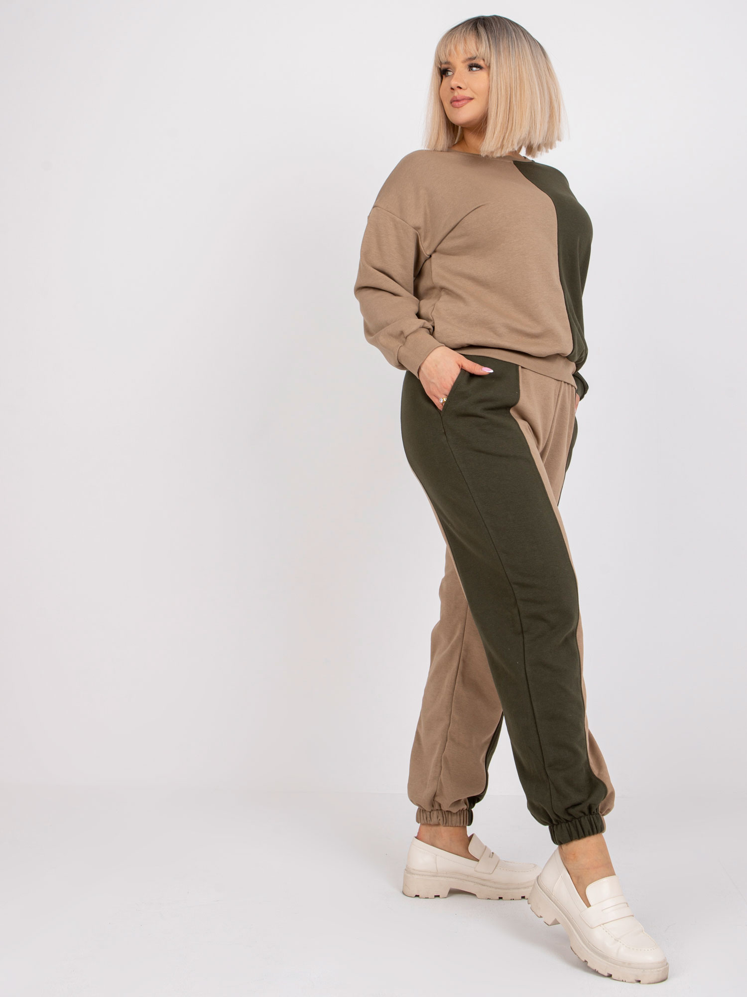 Ciemnobeżowy-khaki komplet dresowy plus size bez kaptura Amishi.