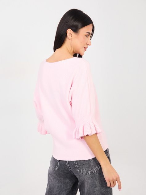 Jasnoróżowy sweter z falbankami przy rękawach