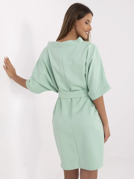 Pistacjowa koktajlowa sukienka o luźnym kroju