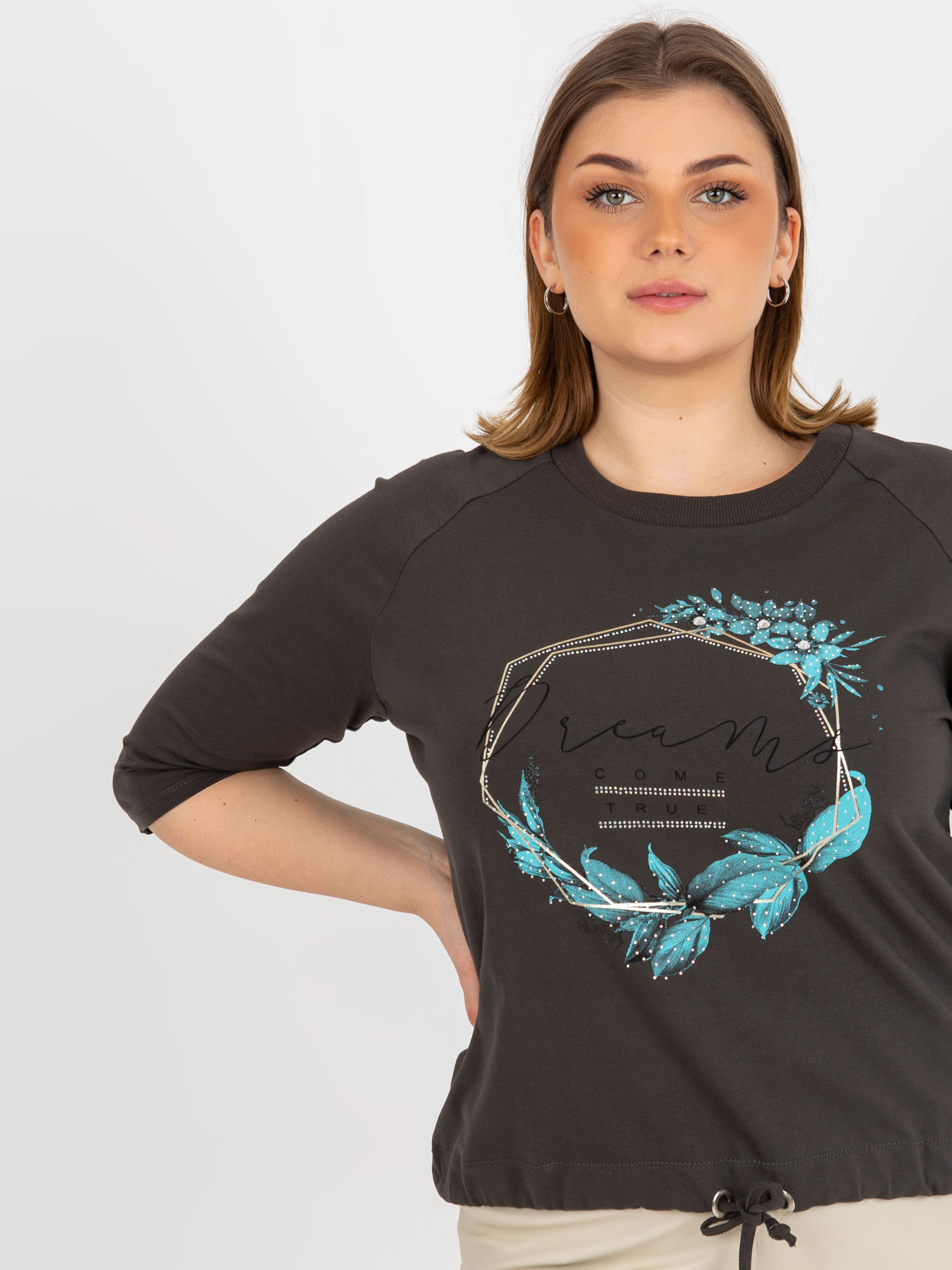 Khaki bluzka plus size z nadrukiem i dżetami