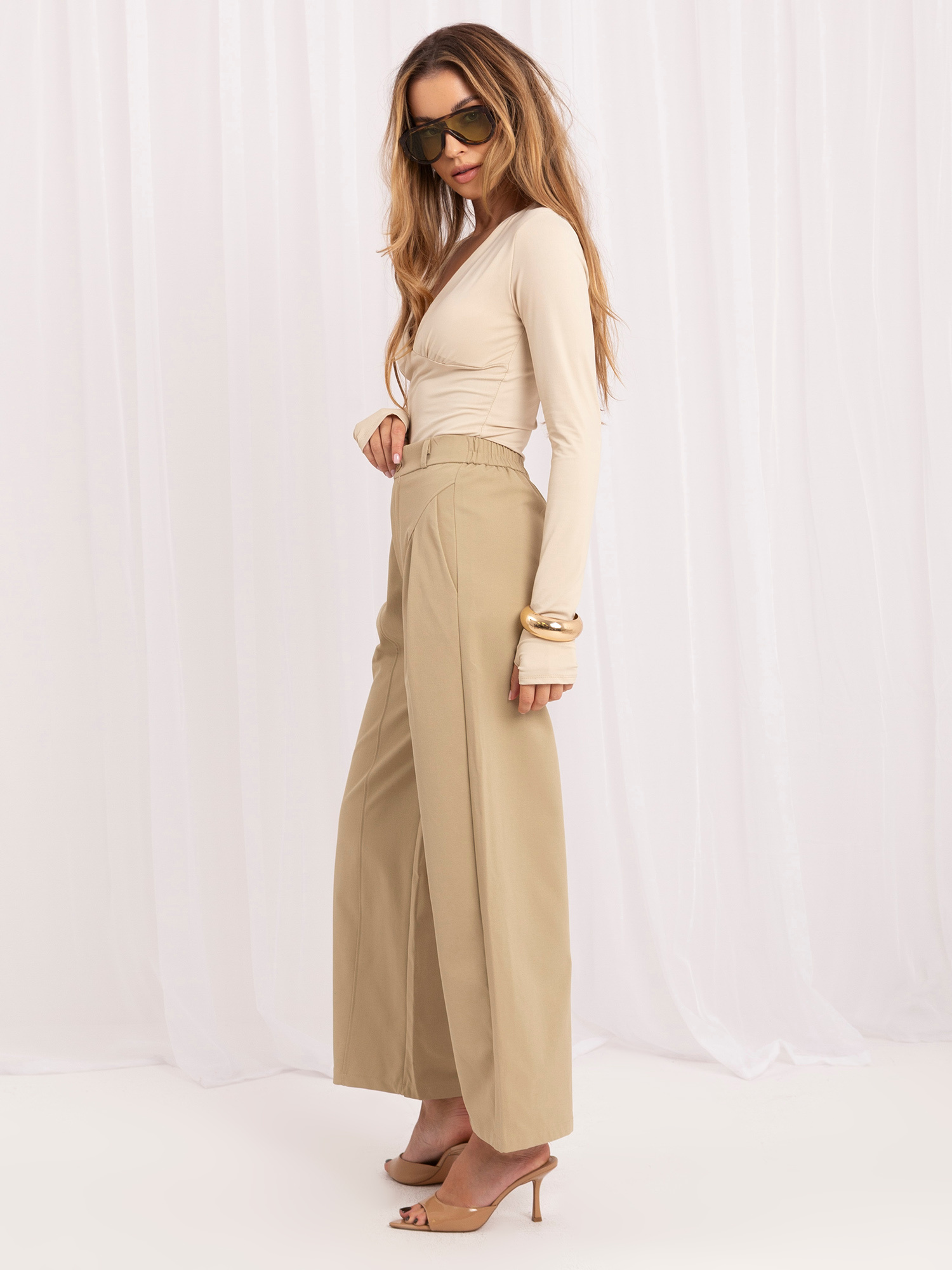 Béžové dámske nohavice culottes s záhybmi.