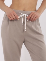 Ciemnobeżowe dresowe spodnie basic z wiązaniem