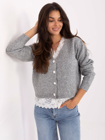 Grauer Damenpullover mit Spitzeneinsatz.