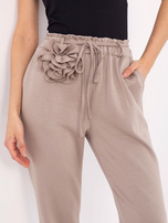 Hurtownia Ciemnobeżowe dresowe spodnie z paskiem