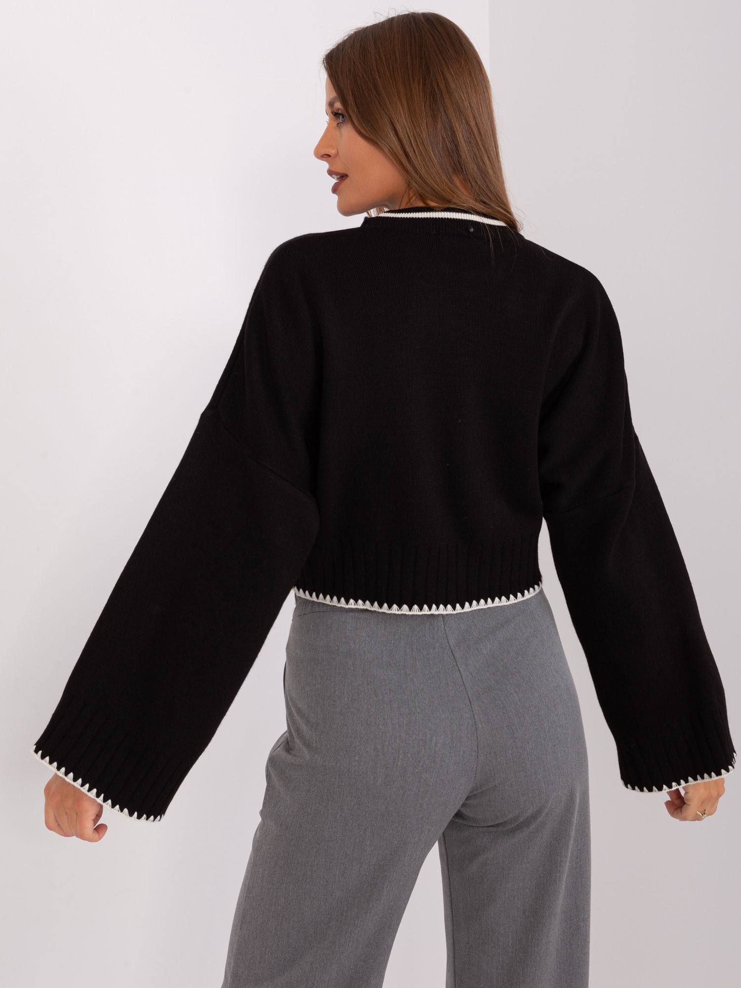 Czarny damski sweter dzianinowy oversize