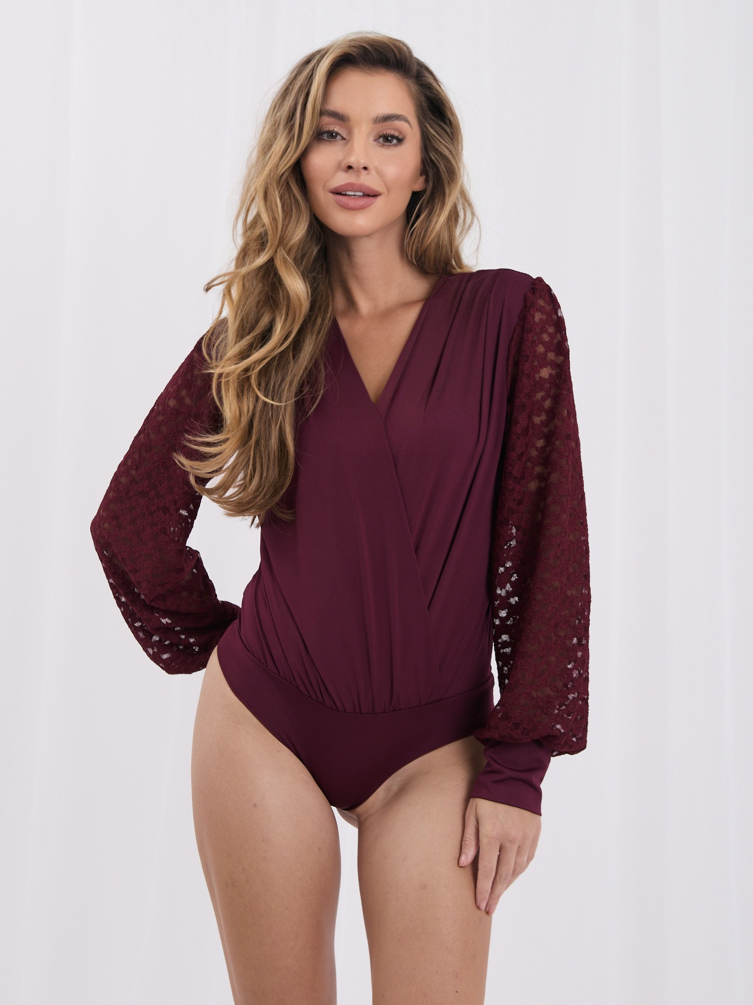Bordowe eleganckie body z głębokim dekoltem